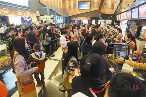 万达电影院看电影的市民排队购票